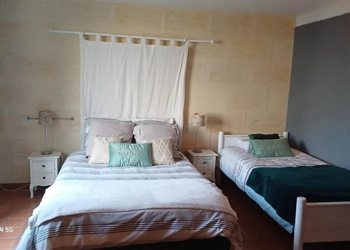 Aux Vieilles Vignes Bed & Breakfast Saugon